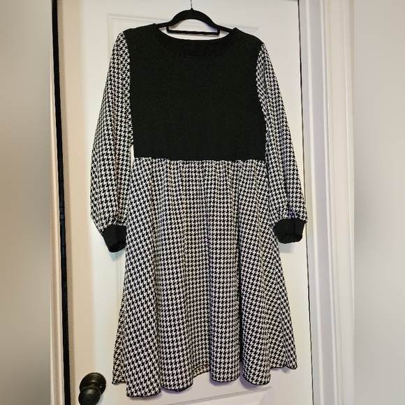 unbranded Dresses & Skirts - Chic Black and White Houndstooth Long Sleeve Dress